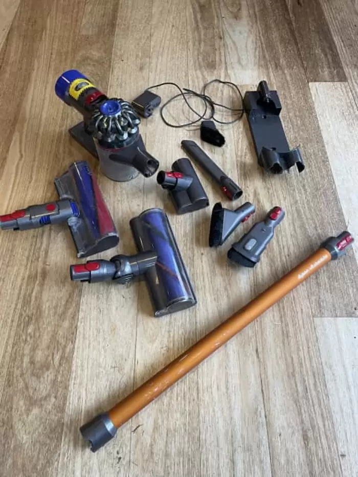 $50 Dyson V8 Absolute Fix or use parts